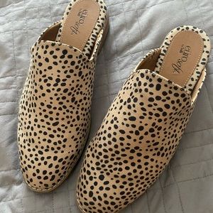 Soft Euro spotted slides. 9.5